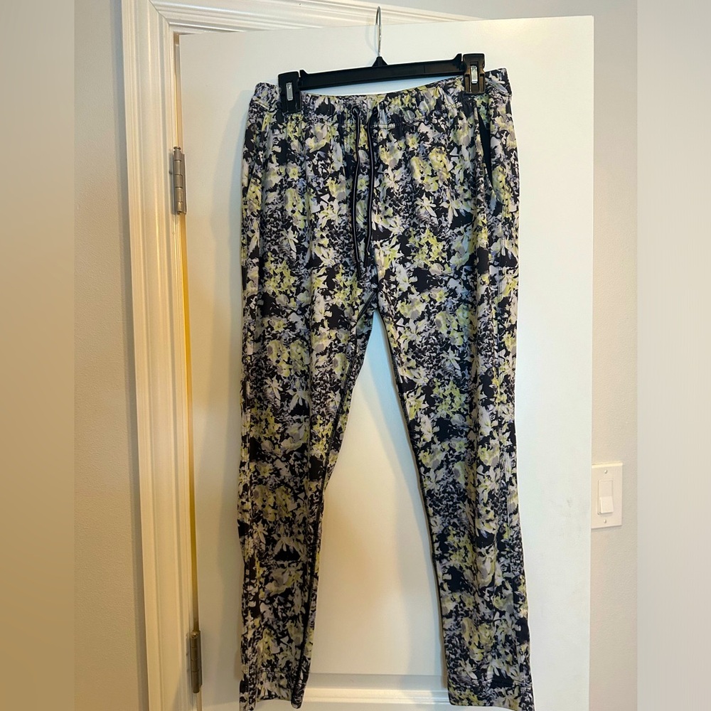 Lululemon stretchy ankle pants floral print size 8